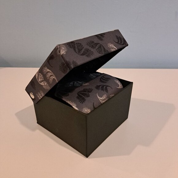 Cleveland Museum of Art Men's 100% Slik Tie "Embroidered Collar" Pattern NWT - Picture 2 of 13